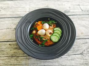 放入韭菜碎提鲜。