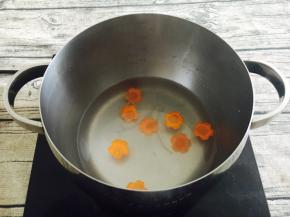 把胡萝卜片焯水