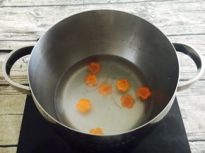 把胡萝卜片焯水