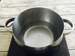 锅里放适量的水煮开