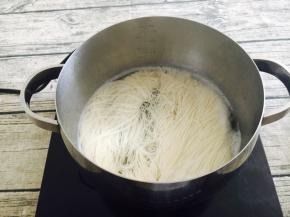 放入空心面，煮约8秒。