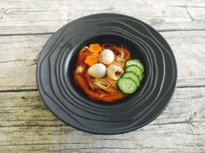 放入黄瓜片与胡萝卜片