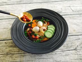 放入少许油炸花生米即可