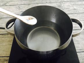 水开后放入少许盐和2滴油。