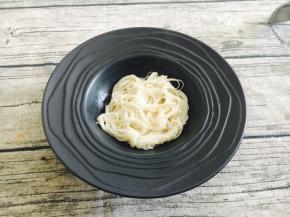 把煮好的面放在汤盘里。