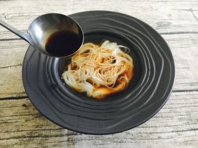 放入1勺煮茶香鹌鹑蛋的汤料