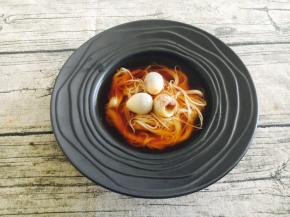 放入3个茶香鹌鹑蛋