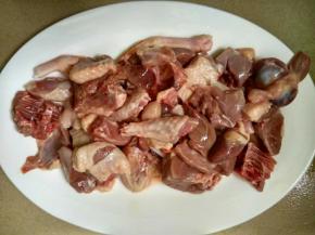 鸽子洗净斩成小块。