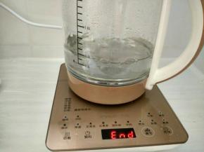 九阳养生壶注入少量清水，选开水功能。