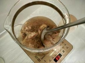 待水开放入鸽子焯一下，去除血水。