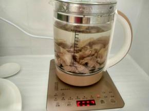 洗净放水至最大水量，选煲汤功能。