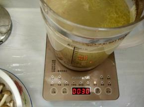 煲至显示30分钟，放入茶树菇和枸杞。