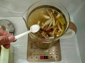 煲至显示10分钟时，放入盐，鸡精和胡椒粉至煲汤结束。