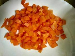 胡萝卜去皮洗净切小丁。
