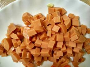 火腿切成小丁。