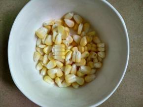 玉米洗净剥粒备用。