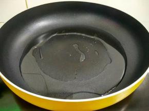 热锅倒入适量植物油烧八成。