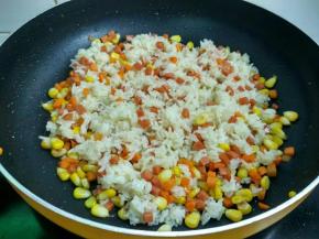 倒入米饭翻炒均匀。