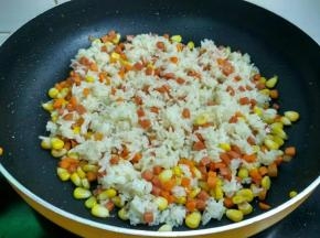 倒入米饭翻炒均匀。