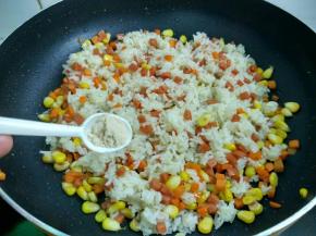 加入半勺鸡粉。