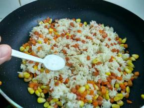 加入2勺盐翻炒片刻即可出锅。