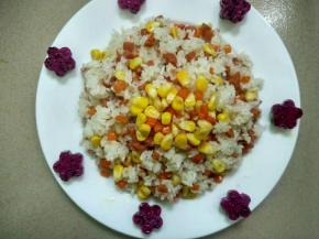 装入菜盘，用火龙果压花装饰即可。