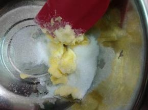黄油室温软化后加入糖粉和盐翻拌均匀。