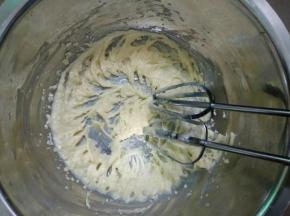 用打蛋器打发至体积蓬松，黄油颜色变浅。