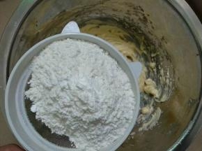 筛入低筋面粉和泡打粉翻拌混合。