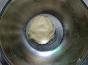用手团成团，盖上保鲜膜静置15分钟。