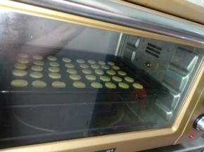 放入提前预热175度烤箱，上下火中层烤10分钟左右至表面金黄色即可。（具体时间根据自家烤箱脾气和所擀面团的厚度来调整，多观察上色情况）