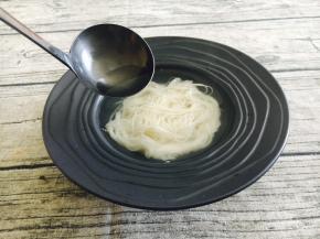 放入煮面的汤