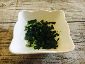 韭菜切成2mm的碎末