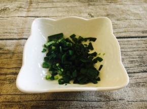 韭菜切成2mm的碎末