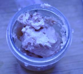 2、把鸡胸肉切成小块，姜切片放入料理机，打碎