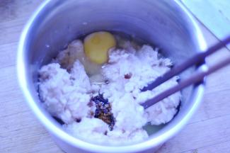 3、将肉馅，加入半勺盐、适量料酒、味精、五香粉、老抽和一个鸡蛋拌均匀，
