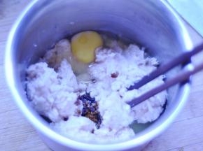 3、将肉馅，加入半勺盐、适量料酒、味精、五香粉、老抽和一个鸡蛋拌均匀，