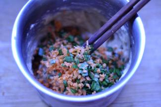 5、然后将切碎的红萝卜和韭菜放入，搅拌均匀。