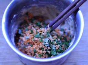 5、然后将切碎的红萝卜和韭菜放入，搅拌均匀。
