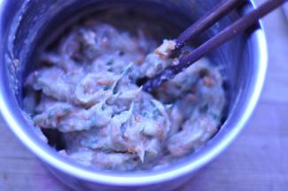 6、再加入适量的花椒水，搅拌至肉馅有粘性。