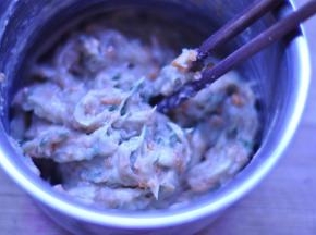 6、再加入适量的花椒水，搅拌至肉馅有粘性。