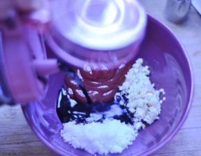 8、将番茄酱挤入干净的碗里，加入切碎的蒜末、白糖和醋，用凉白开稀释了备用。