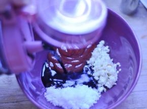 8、将番茄酱挤入干净的碗里，加入切碎的蒜末、白糖和醋，用凉白开稀释了备用。
