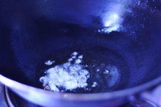 9、锅中倒入少许油，将葱、姜米下锅翻炒数秒，