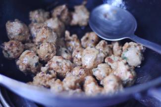 10、随后加入炸好的丸子，及适量的清水拌均匀，使丸子加热。