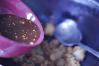 11、待丸子加热以后，将调好的番茄糖醋汁倒入锅里，继续翻炒