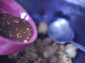 11、待丸子加热以后，将调好的番茄糖醋汁倒入锅里，继续翻炒