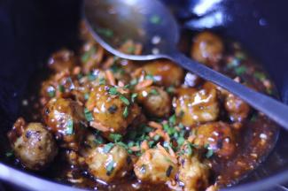 12、当收汁至浓稠状时，加麻油调味，翻炒均匀，就可以出锅装盘了。