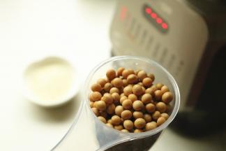 再加一点点大米就可以，不需要太多。加了大米的豆浆会特别的香。