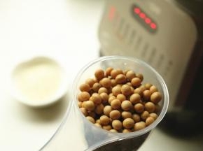 再加一点点大米就可以，不需要太多。加了大米的豆浆会特别的香。